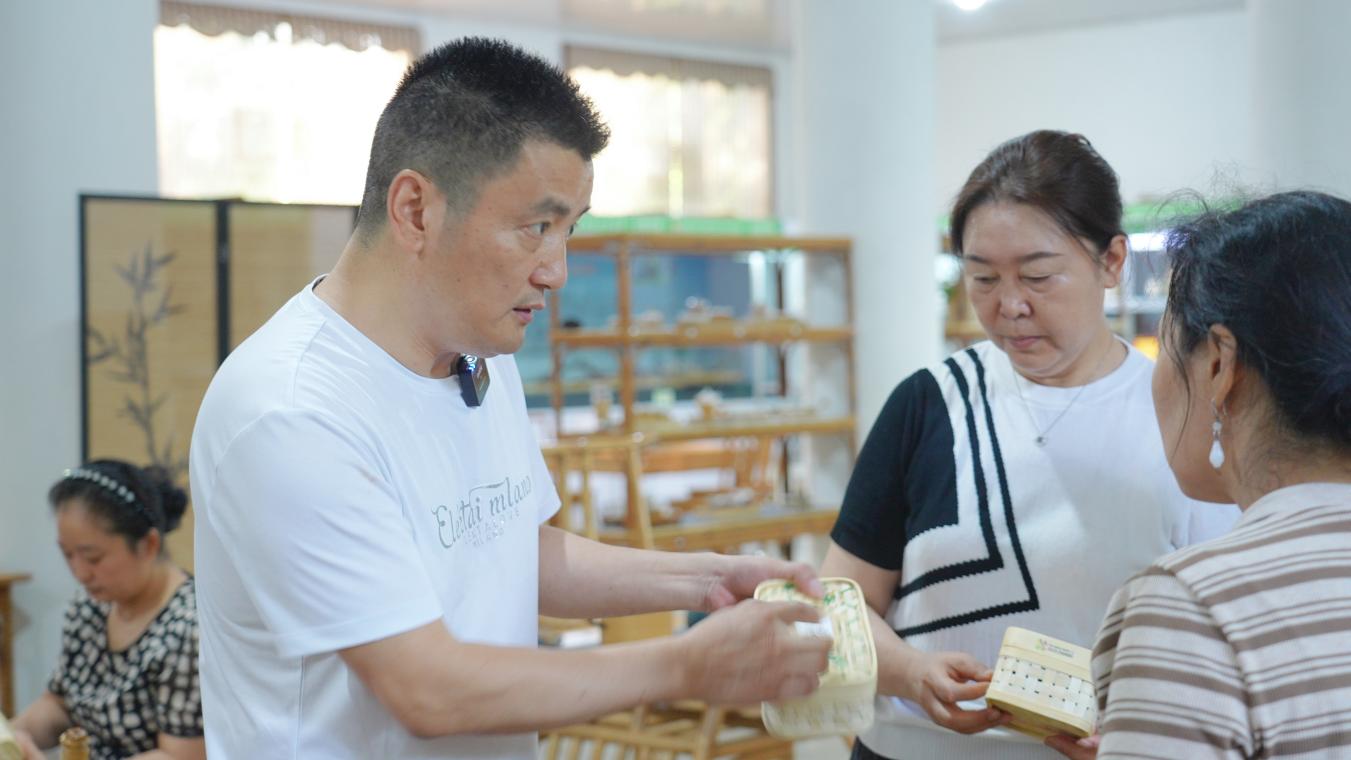 青神县超两千个竹编奖牌盒献礼成都世运会